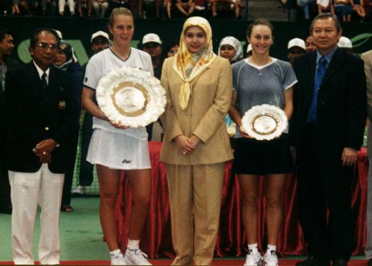 Asa Carlsson-Svensson and Erika De Lone (2000 Wismilak International in Kuala Lumpur)